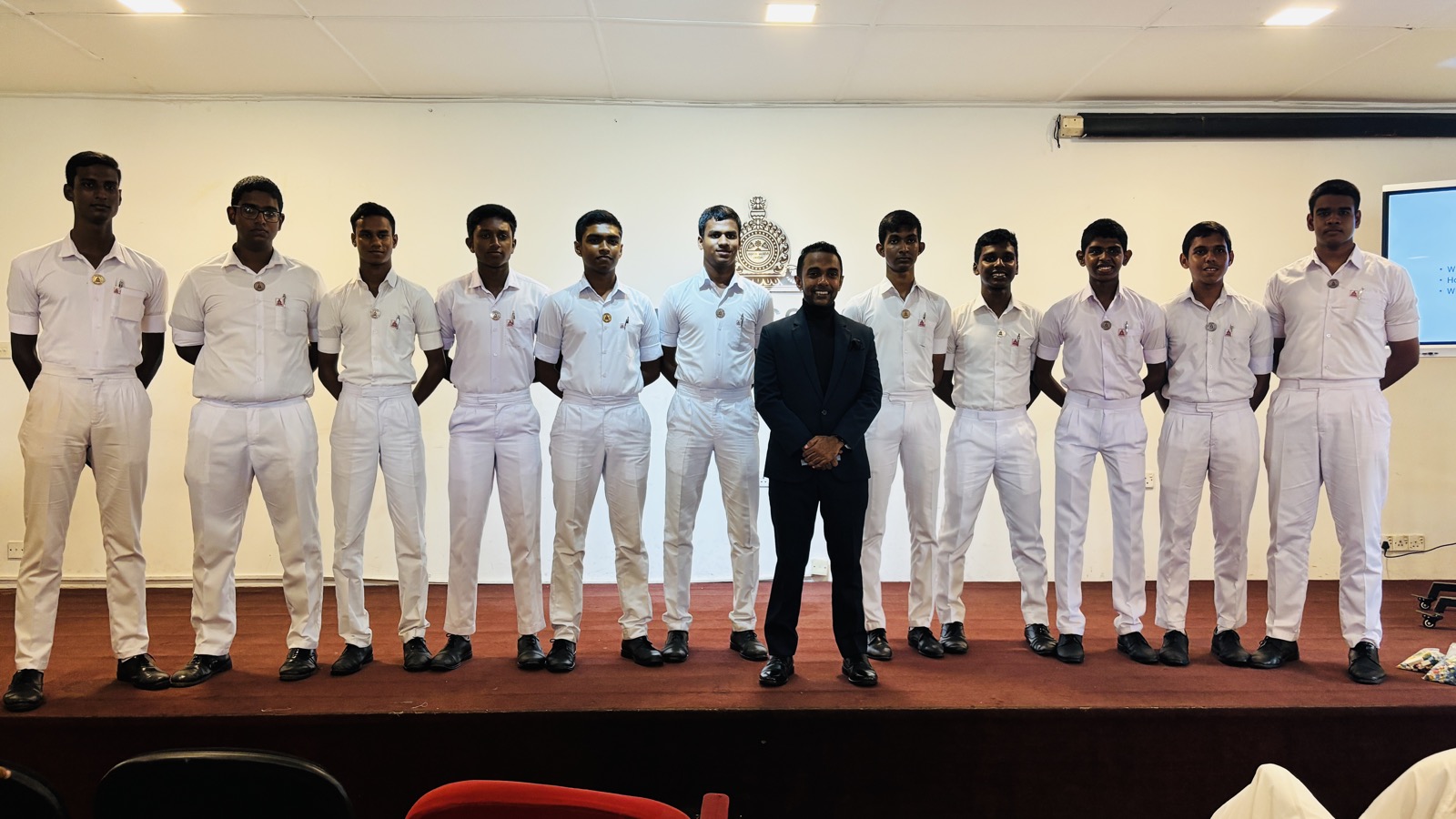 Sampath Soysa with a group of student trainees on stage