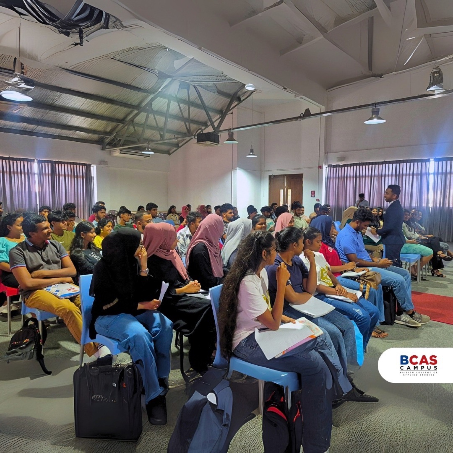 Sampath Soysa addressing a full lecture hall at BCAS Campus