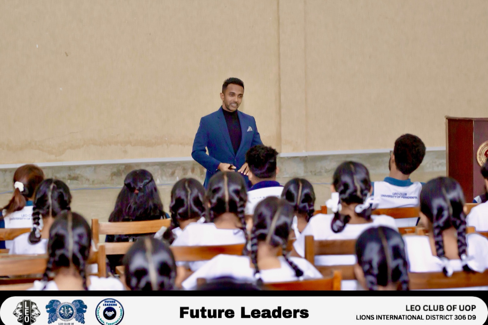 Sampath Soysa addressing students at LEO Club University of Peradeniya