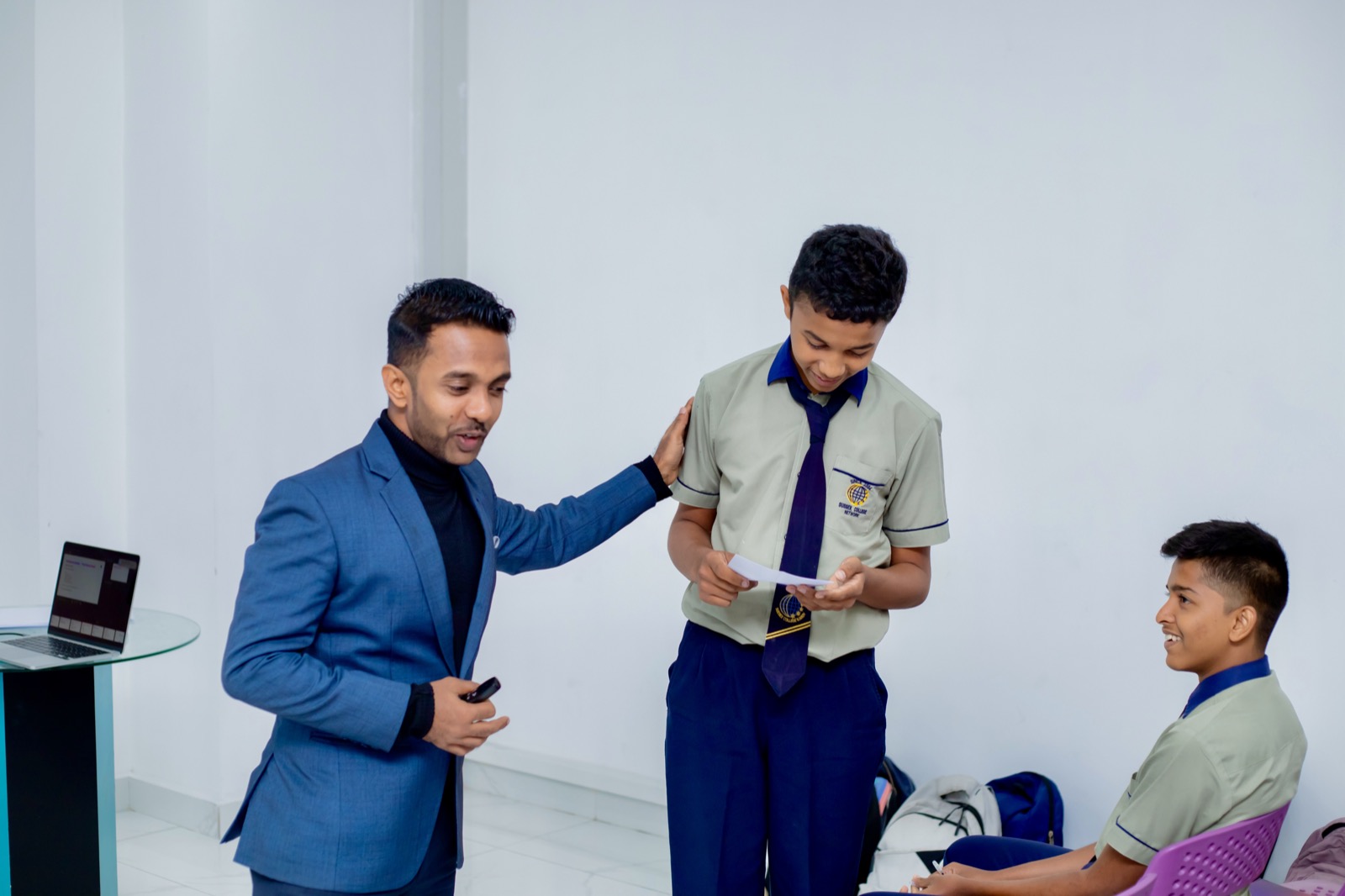 Sampath Soysa mentoring a student one-on-one